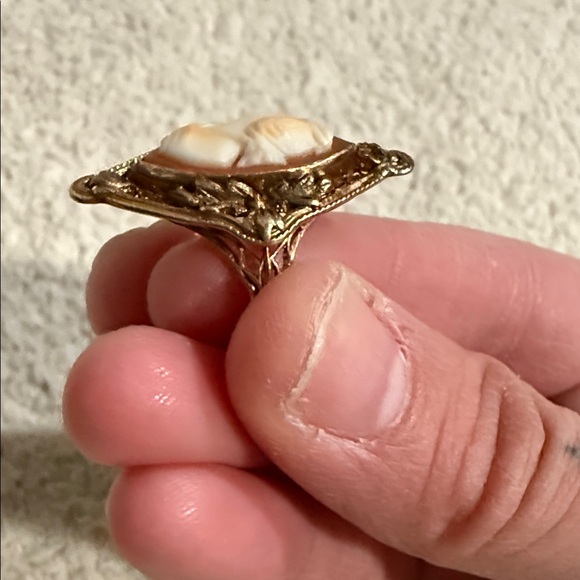 Vintage Gold and Cream Cameo Ring - Picture 7 of 7